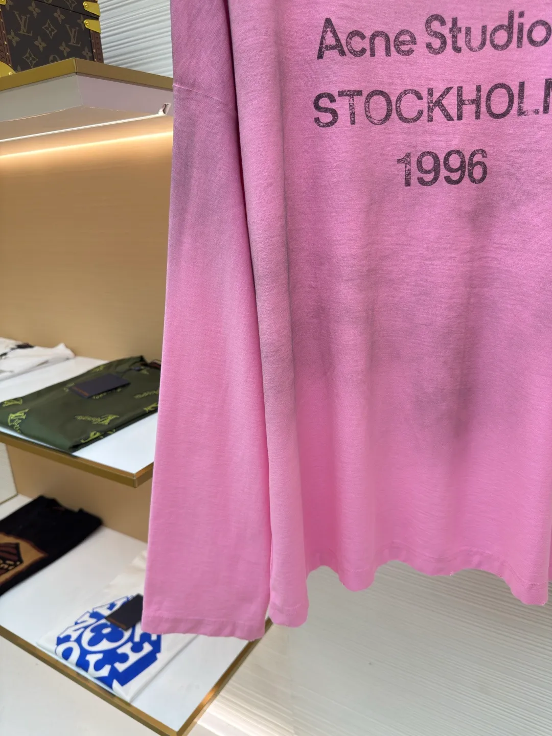 Acne Studios 1966 mud-dyed washed and distressed long sleeves ●Authentic product: purchased and developed by 2419 ●Item number: 1680621-A15 ●Fabric: super soft cotton fabric ●Technology: washed and distressed ●Version: loose fit ●Weight: about 385 grams ●Size: S-M-L-XL ●Description: Made of ultra-soft pure cotton fabric, garment-dyed, washed and distressed, the chest part has a dirty feel, and the lower part shows a gradient effect. The neckline is slightly frayed to better fit the overall tone. The overall line is straight and delicate, the fabric is comfortable and soft, and the color is consistent without color difference. It can be matched with the same style to create a fashionable look and control various occasions. Customized accessories, complete with three standards, the same style for men and women!